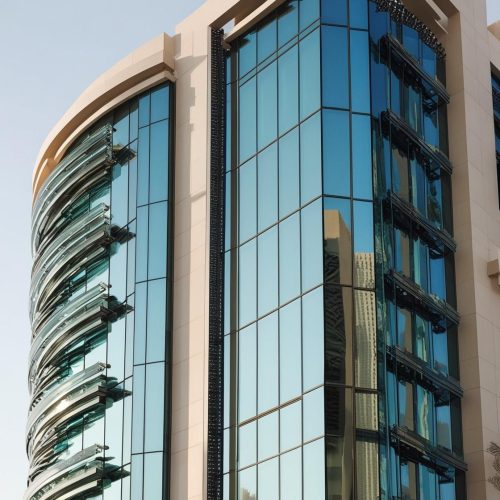 صورة زجاج في واجهات مبنى في مدينة الرياض